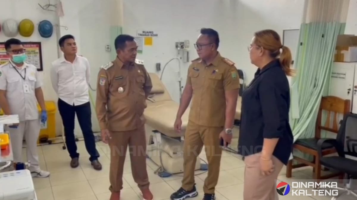 Wabup Kristanto Yudha berbincang dengan Direktur RSUD Jaraga Sasameh Buntok, dr Norman Wahyu di ruang IGD. (foto: DINAMIKA KALTENG/mas)