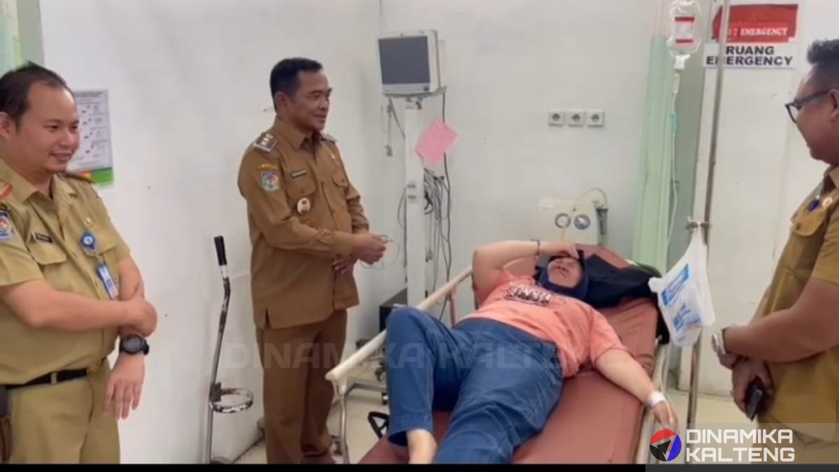 Wabup Kristanto Yudha meninjau pasien di RSUD Jaraga Sasameh Buntok. (foto: DINAMIKA KALTENG/mas)