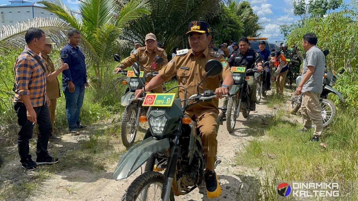 Wakil Bupati Barito Selatan, Khristianto Yudha, meninjau kondisi jalan rusak di wilayah Desa Talio dan Pendang dengan menggunakan sepeda motor trail, didampingi jajaran pemerintah daerah serta aparat setempat. (foto: DINAMIKA KALTENG/mas)