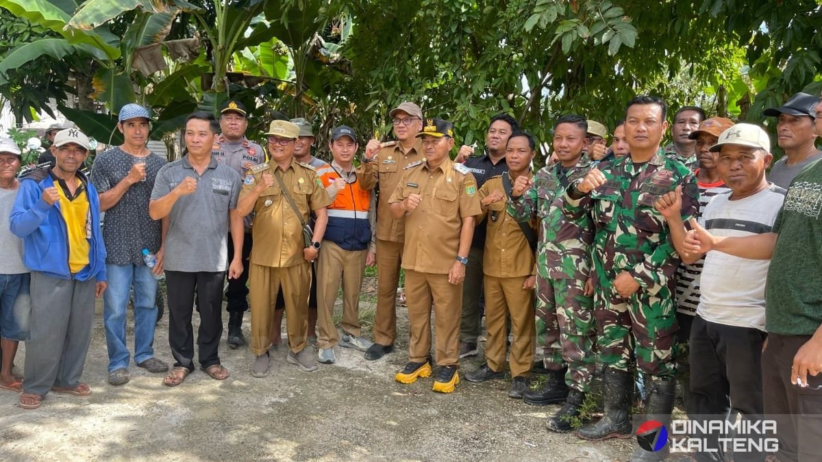 Wabup Barsel berfoto bersama masyarakat, aparat TNI-Polri, dan tim terkait setelah meninjau jalan rusak, sebagai bentuk komitmen bersama dalam upaya perbaikan infrastruktur daerah. (foto: DINAMIKA KALTENG/mas)