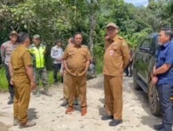 Wabup Barsel Meninjau Kerusakaan Jalan Desa Yang ada Di Dua Kecamatan