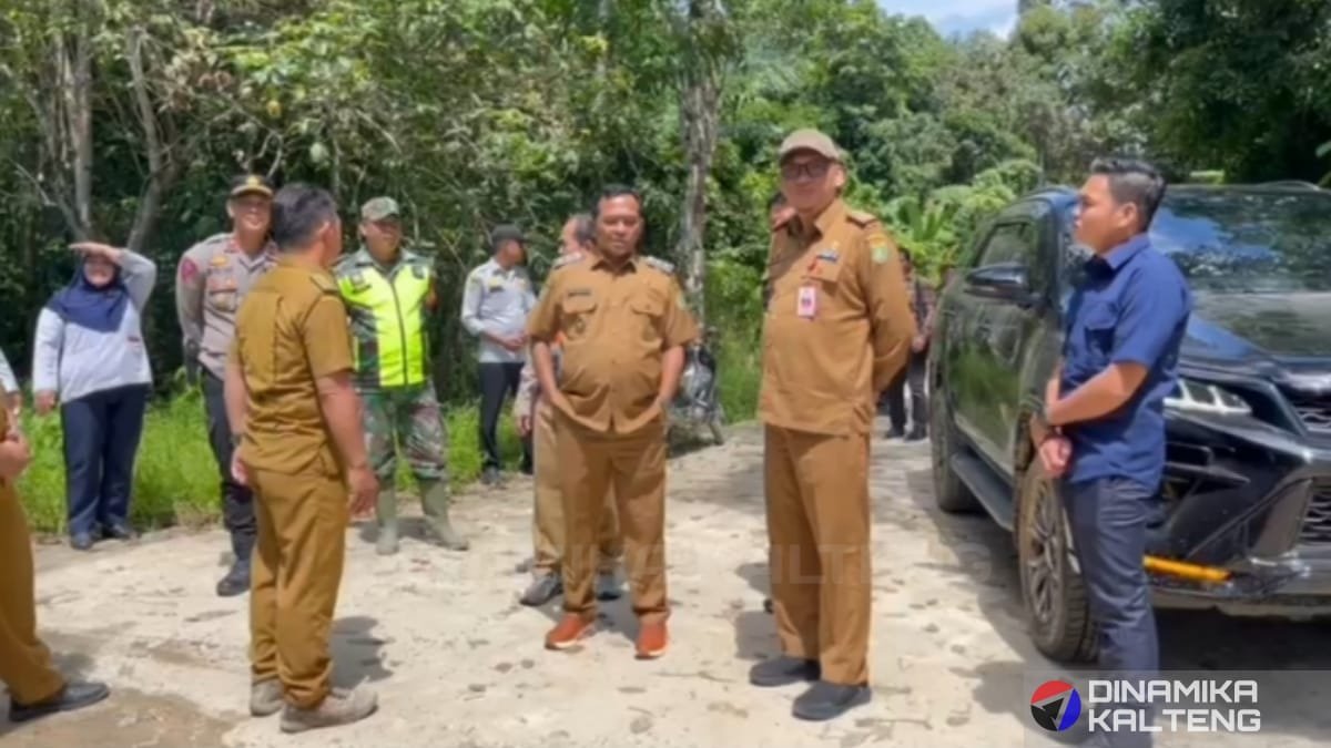 Wakil Bupati Barito Selatan, Khristianto Yudha, bersama jajaran pemerintah daerah dan aparat keamanan meninjau kondisi jalan rusak di wilayah Kecamatan Dusun Utara dan Karau Kuala. (foto: DINAMIKA KALTENG/mas)