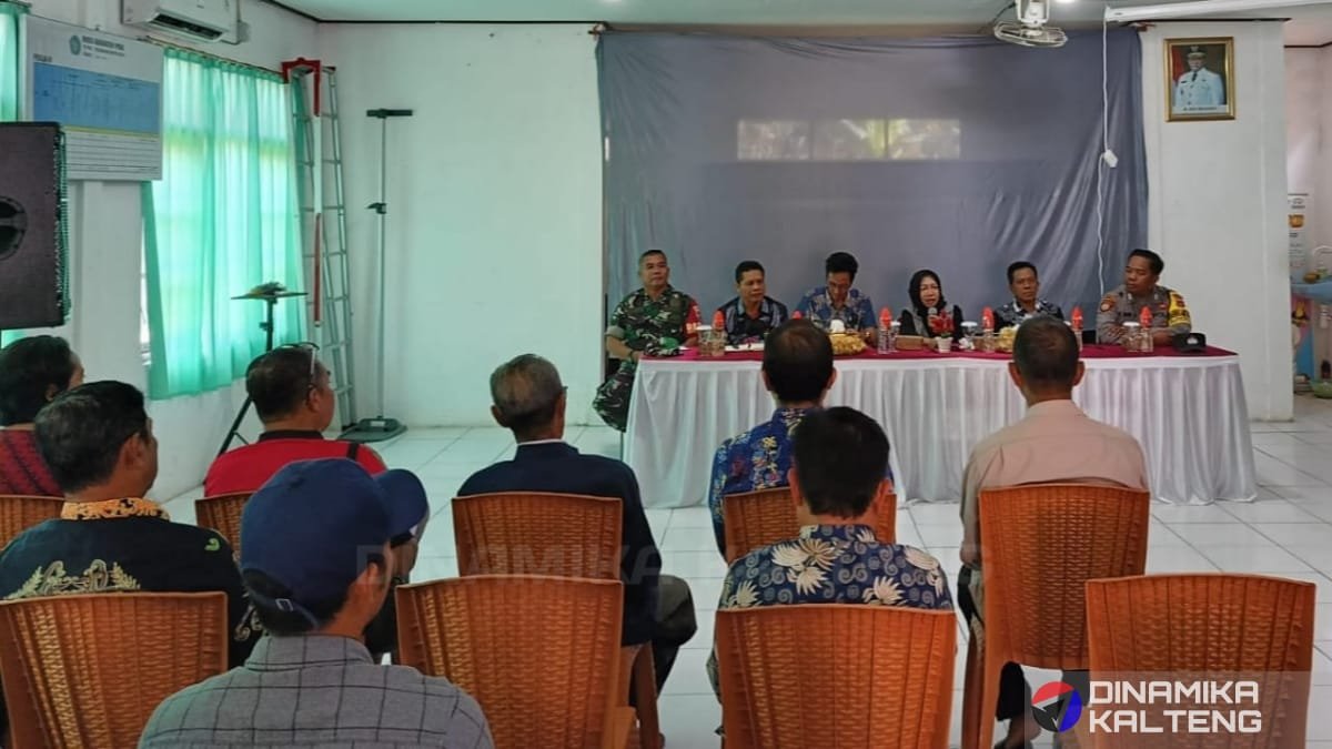 Suasana reses anggota DPRD Barito Selatan, Idariani, di aula Kantor Kelurahan Buntok Kota. Acara dihadiri warga, ketua RT, lurah, serta perwakilan TNI dan Polri. (foto: DINAMIKA KALTENG/mas)