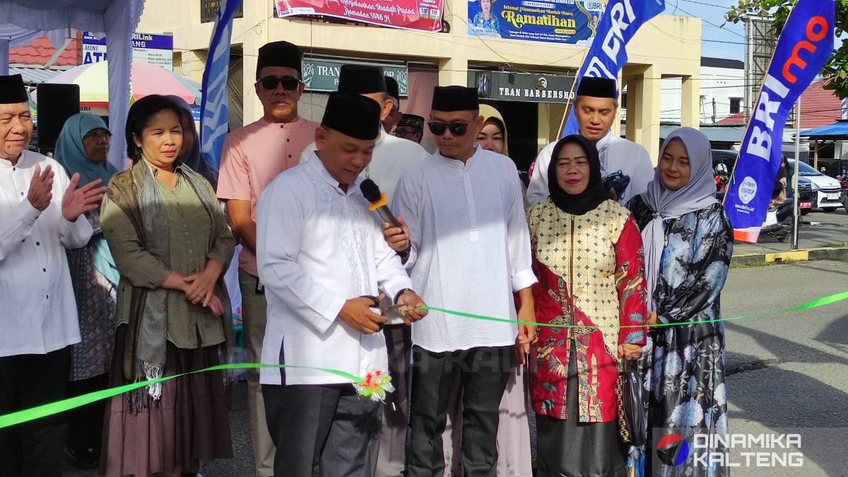 Asisten II Setda Barito Selatan, Rahmad Noryadin, meresmikan Pasar Ramadhan 2025 di Plaza Beringin Buntok dengan pemotongan pita (foto: DINAMIKA KALTENG/akhmad madani)