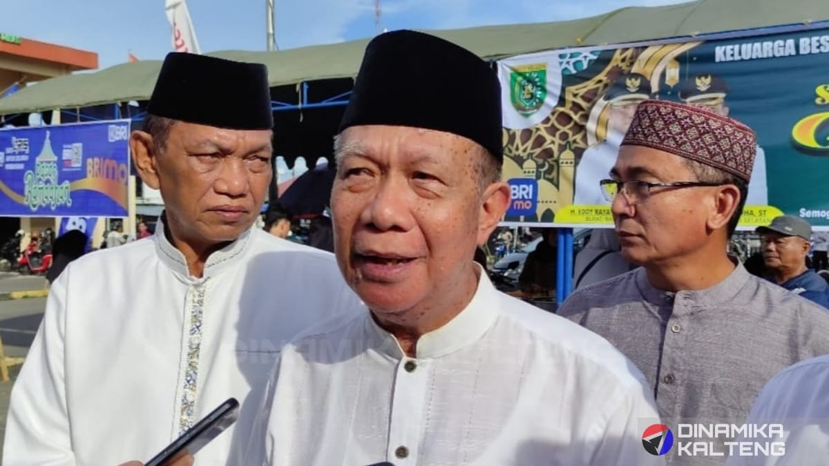 Anggota DPRD Barsel, H Irawansyah, memberikan keterangan kepada media terkait apresiasinya terhadap Pasar Ramadhan di Plaza Beringin Buntok. (foto: DINAMIKA KALTENG/mas)