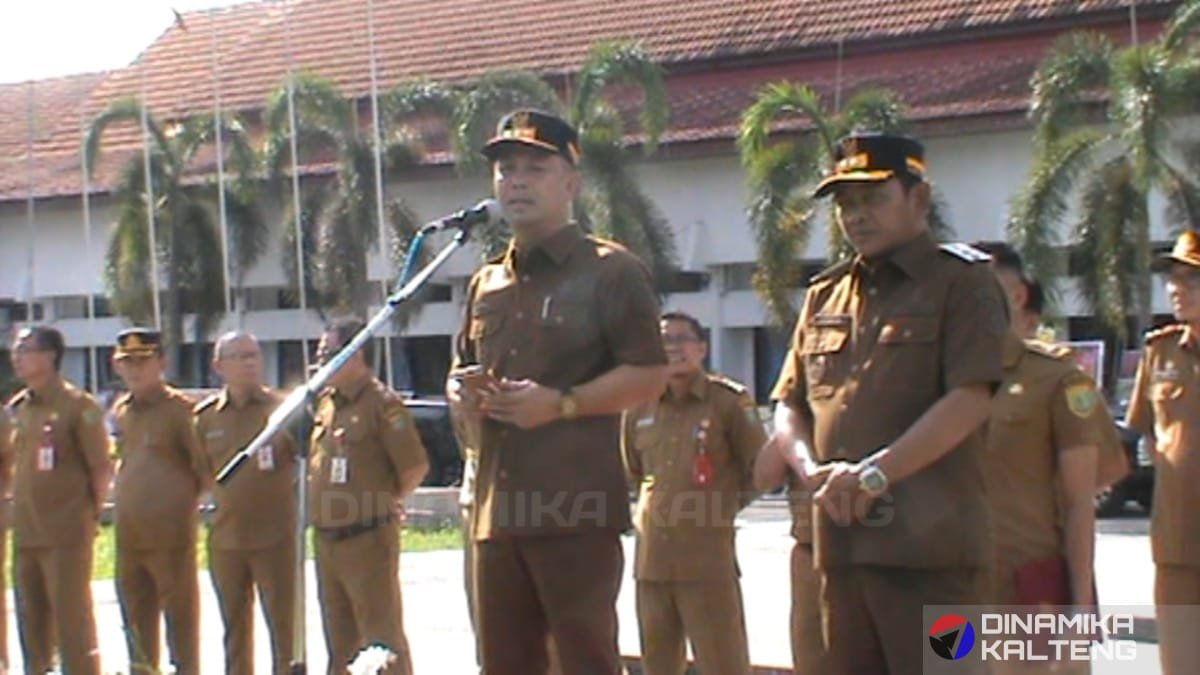 Bupati Eddy Raya Samsuri memberikan amanat dalam Apel Besar di halaman Kantor Bupati Barsel. (foto: DINAMIKA KALTENG/mas)