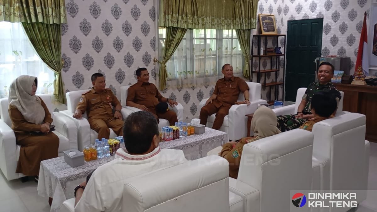 Bupati dan Wakil Bupati Barito Selatan saat melakukan kunjungan silaturahmi ke Kodim 1012 Buntok, disambut langsung oleh Dandim Letkol Inf. Langgeng Pujut Santoso. (foto: DINAMIKA KALTENG/mas)