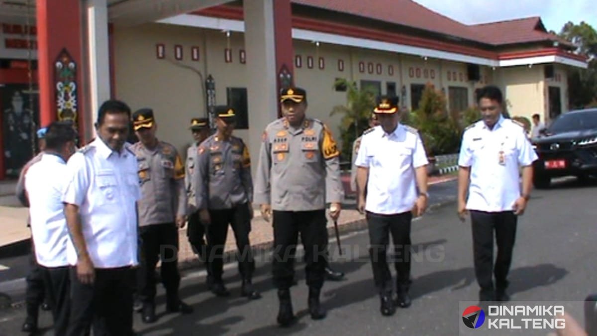Bupati dan Wakil Bupati Barito Selatan bersama Kapolres Barsel serta jajaran saat melakukan kunjungan kerja ke Mapolres Barsel. (foto: DINAMIKA KALTENG/mas)