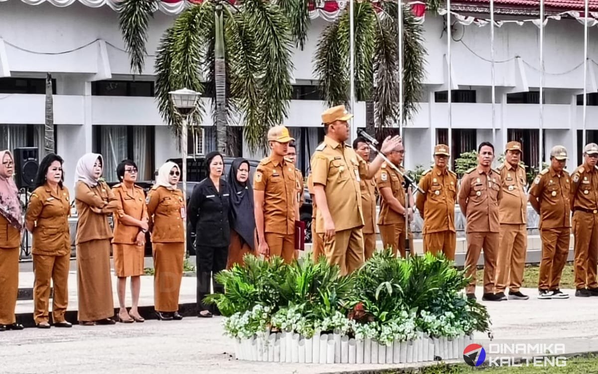 Penjabat Bupati Barito Selatan, Deddy Winarwan saat menyampaikan sambutan pada apel gabungan (foto: DINAMIKA KALTENG/HBI)