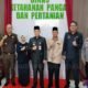 Penjabat Bupati Barito Selatan, Deddy Winarwan berfoto bersama usai acara peresmian DKPP (foto: DINAMIKA KALTENG/HBI)