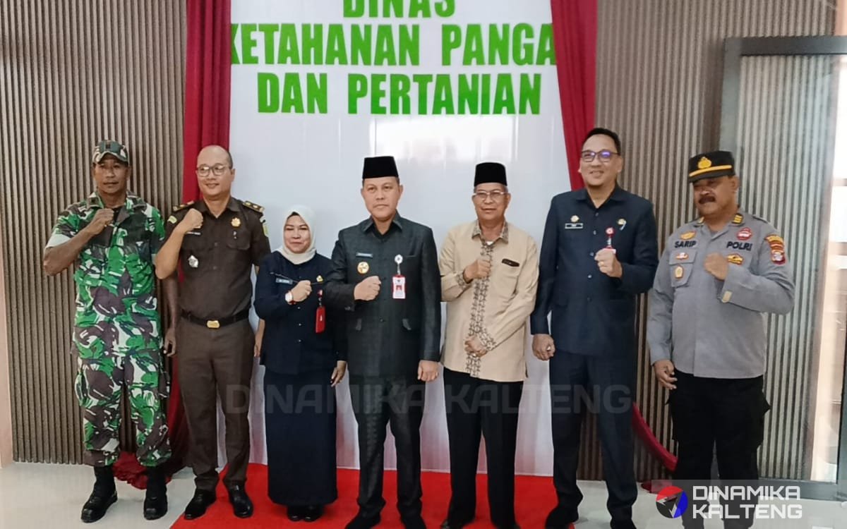 Penjabat Bupati Barito Selatan, Deddy Winarwan berfoto bersama usai acara peresmian DKPP (foto: DINAMIKA KALTENG/HBI)