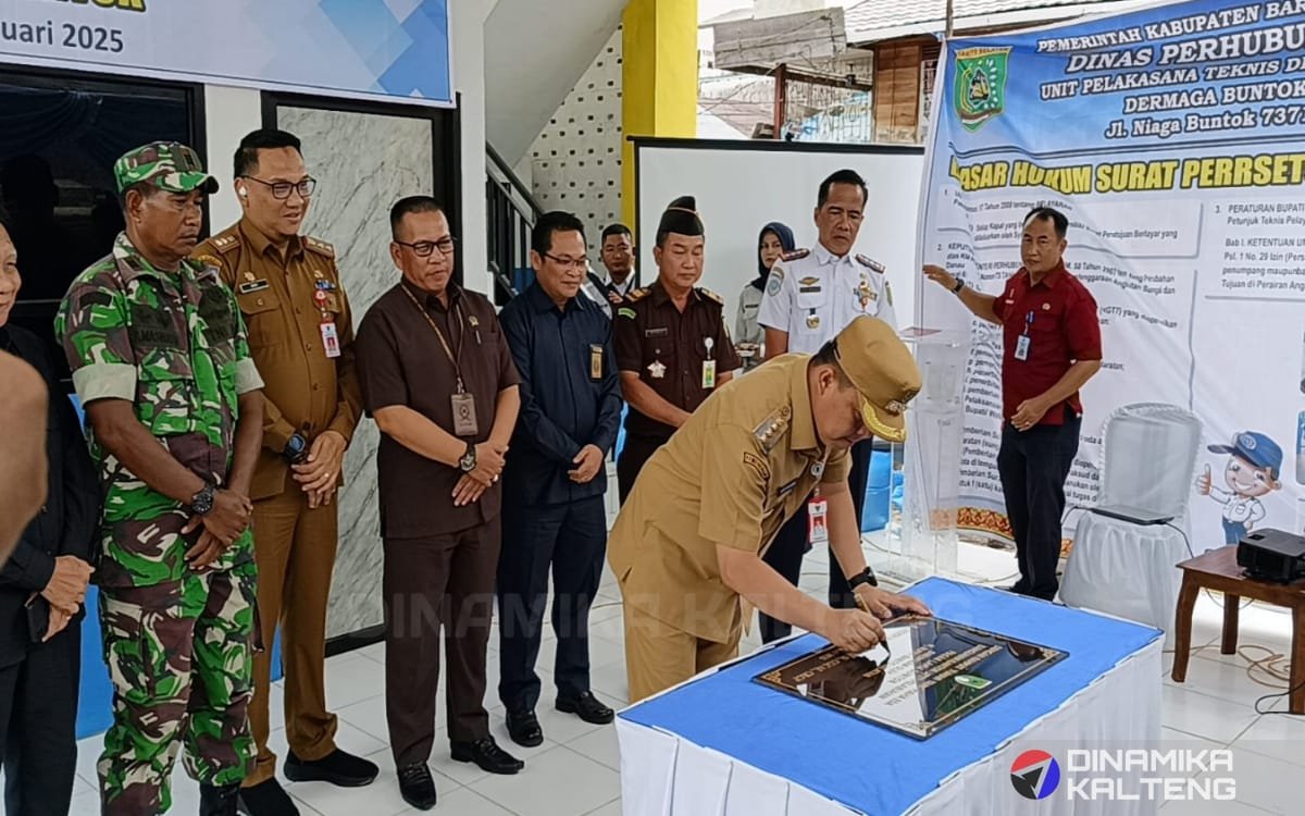 Penjabat Bupati Barito Selatan, Deddy Winarwan saat meresmikan kantor UPTD Pasar Lama Buntok (foto: DINAMIKA KALTENG/HBI)