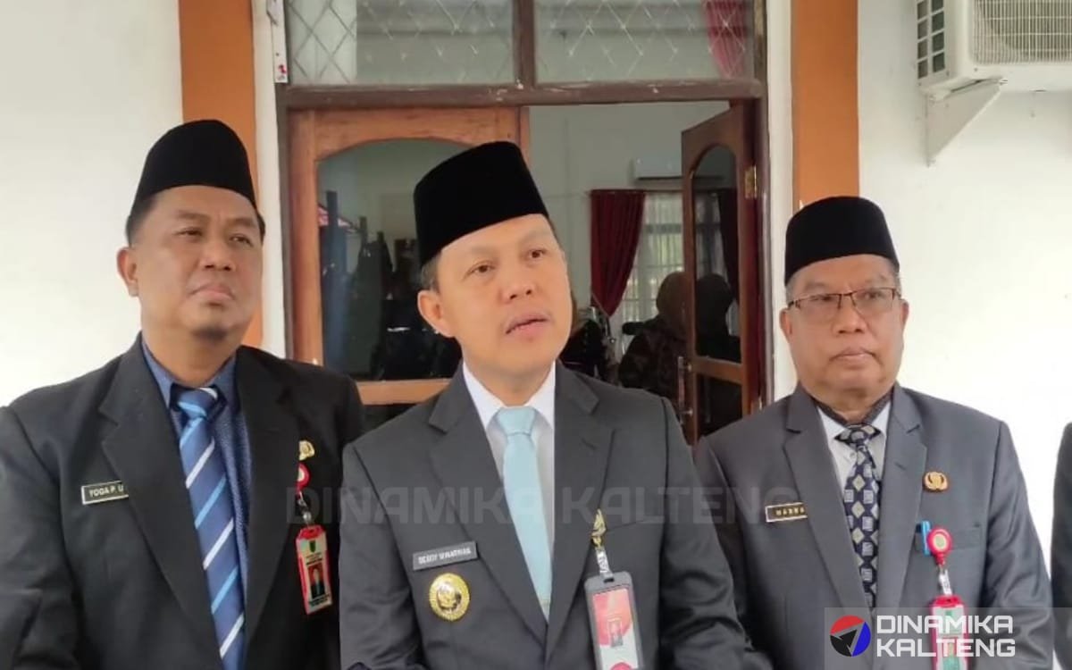 Penjabat Bupati Barito Selatan, Deddy Winarwan saat diwawancarai usai acara pengukuhan pejabat pimpinan tinggi pratama (foto: DINAMIKA KALTENG/HBI)