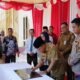 Penjabat Bupati Barito Selatan, Deddy Winarwan saat menandatangani peresmian Mal Pelayanan Publik (foto: DINAMIKA KALTENG/HBI)