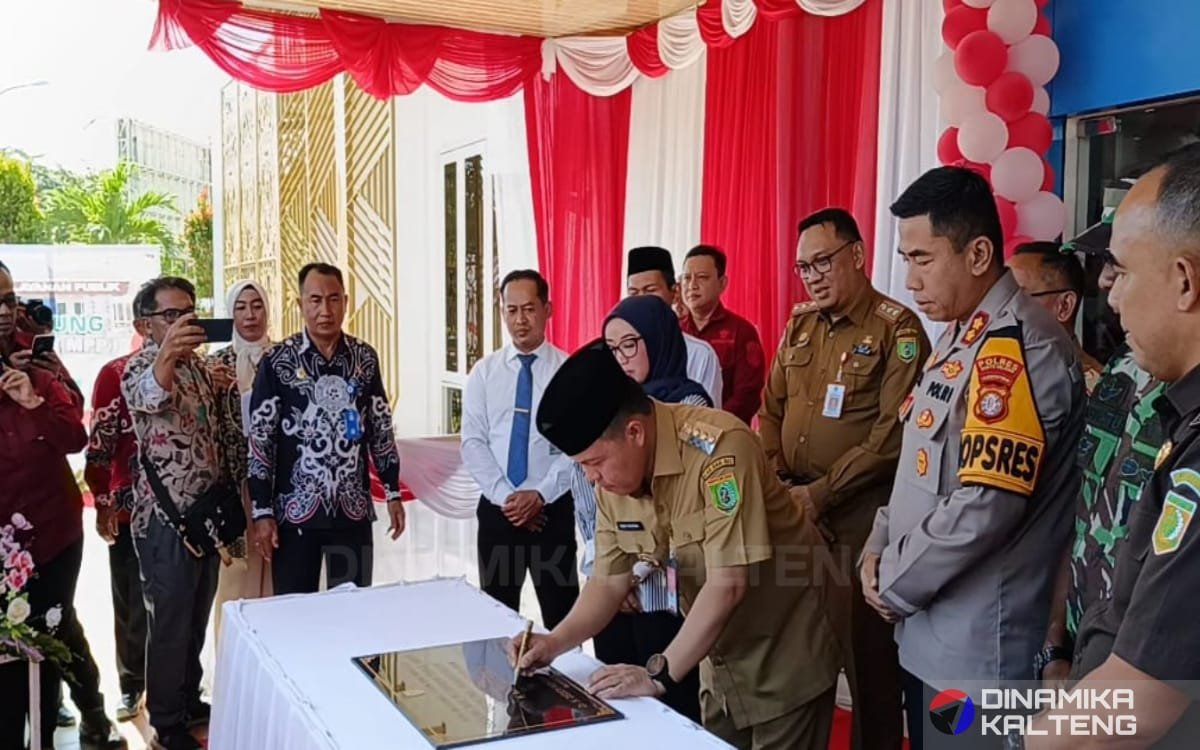 Penjabat Bupati Barito Selatan, Deddy Winarwan saat menandatangani peresmian Mal Pelayanan Publik (foto: DINAMIKA KALTENG/HBI)