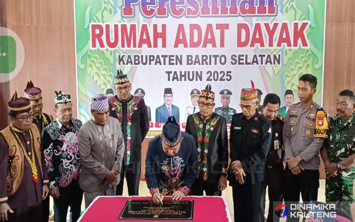 Penjabat Bupati Barito Selatan, Deddy Winarwan saat meresmikan bangunan Rumah Adat Dayak Barito Selatan (foto: DINAMIKA KALTENG/HBI)