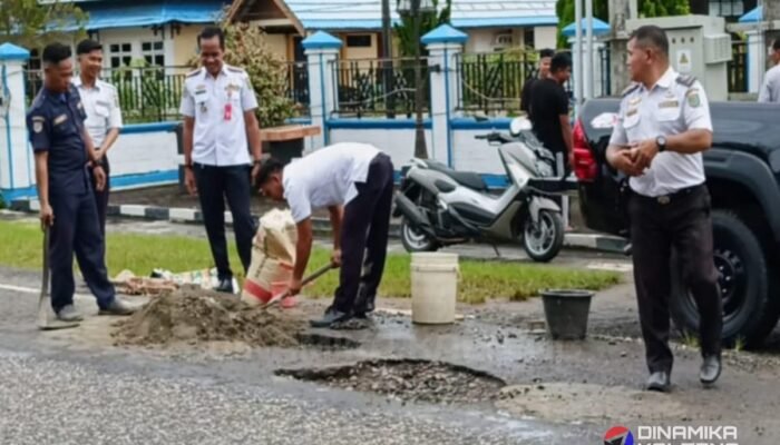 Cegah Kecelakaan, Dishub Barsel Perbaiki Jalan Berlubang di Kawasan Perkantoran