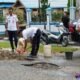 Kepala Dinas Perhubungan Barito Selatan, Joni Priawan bersama stafnya saat memperbaiki lubang jalan (foto: DINAMIKA KALTENG/HBI)