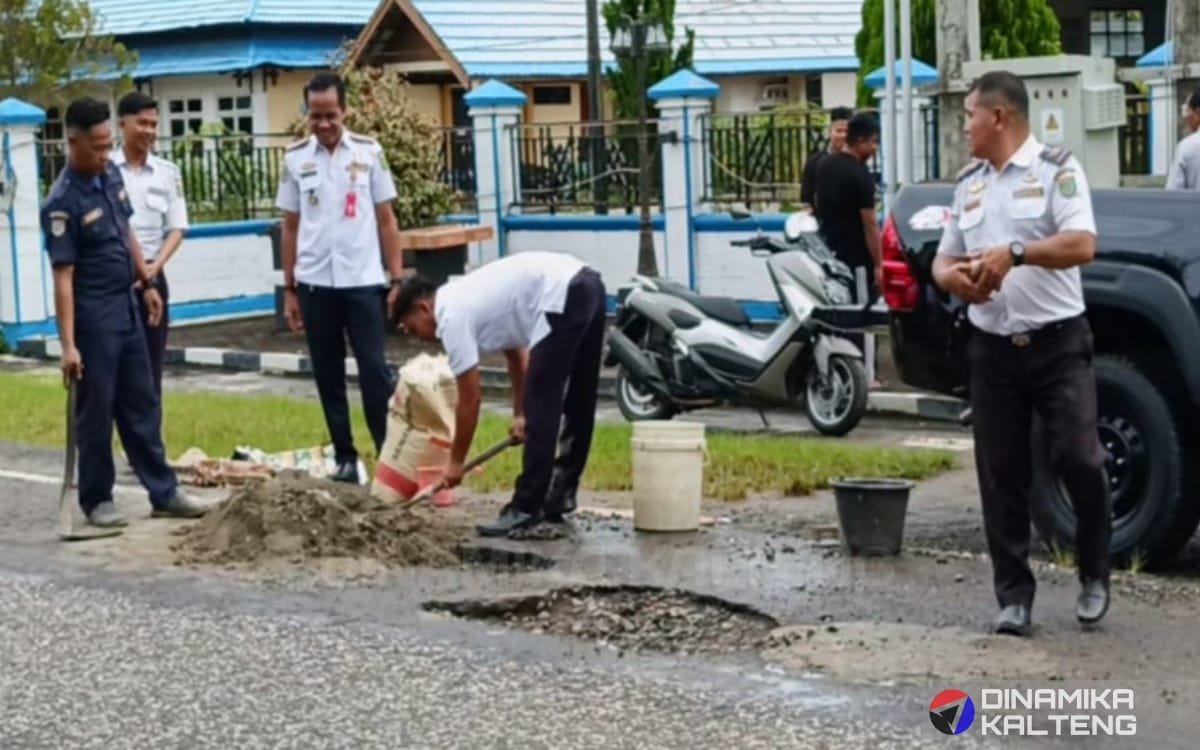Kepala Dinas Perhubungan Barito Selatan, Joni Priawan bersama stafnya saat memperbaiki lubang jalan (foto: DINAMIKA KALTENG/HBI)