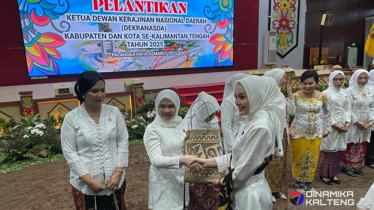 serah terima simbolis berupa kerajinan tangan dari Ketua Dekranasda Kalteng, Ny. Aisyah Thisia Agustiar Sabran, kepada Ketua Dekranasda yang baru dilantik. (foto: DINAMIKA KALTENG/mas)