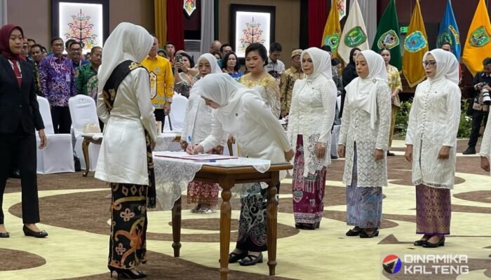 Ketua Dekranasda Kalteng Lantik Hj. Permanasari Eddy Raya Samsuri sebagai Ketua Dekranasda Barsel 2025-2030
