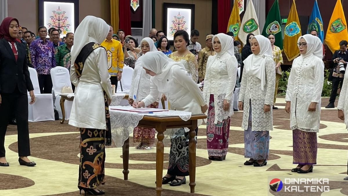 Ketua Dekranasda Barito Selatan, Hj. Permana Sari Eddy Raya Samsuri, bersama Ketua Dekranasda Kabupaten/Kota lainnya di Aula Jayang Tingang, Palangka Raya. (foto: DINAMIKA KALTENG/mas)