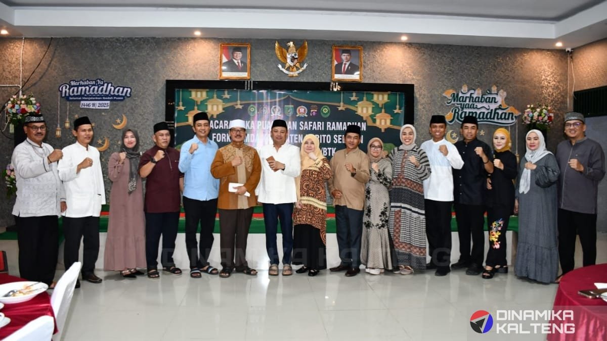 Jajaran Forkopimda Barito Selatan bersama Dandim 1012 Buntok Letkol Inf Langgeng Pujut Santoso, Bupati Eddy Raya Samsuri, Wakil Bupati Khristianto Yudha, serta Ketua DPRD Farid Yusran berfoto bersama dalam acara buka puasa bersama Ramadan 1446 H (foto: DINAMIKA KALTENG/mas)