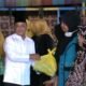 Asisten II Setda Barito Selatan, Rahmad Nuryadin, menyerahkan paket sembako kepada warga dalam kegiatan sosial "Peduli Kasih" yang digelar oleh DPD Pengajian Al Hidayah Barito Selatan di Buntok, Minggu (9/03). (foto: DINAMIKA KALTENG/mas)