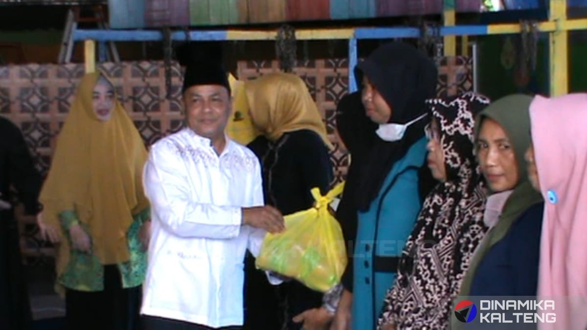Asisten II Setda Barito Selatan, Rahmad Nuryadin, menyerahkan paket sembako kepada warga dalam kegiatan sosial "Peduli Kasih" yang digelar oleh DPD Pengajian Al Hidayah Barito Selatan di Buntok, Minggu (9/03). (foto: DINAMIKA KALTENG/mas)