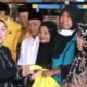 Anggota DPRD Barito Selatan, Hj Ani Mahrita, menyerahkan paket sembako kepada warga dalam kegiatan sosial yang digelar oleh DPD Pengajian Al Hidayah di Buntok. (foto: DINAMIKA KALTENG/mas)