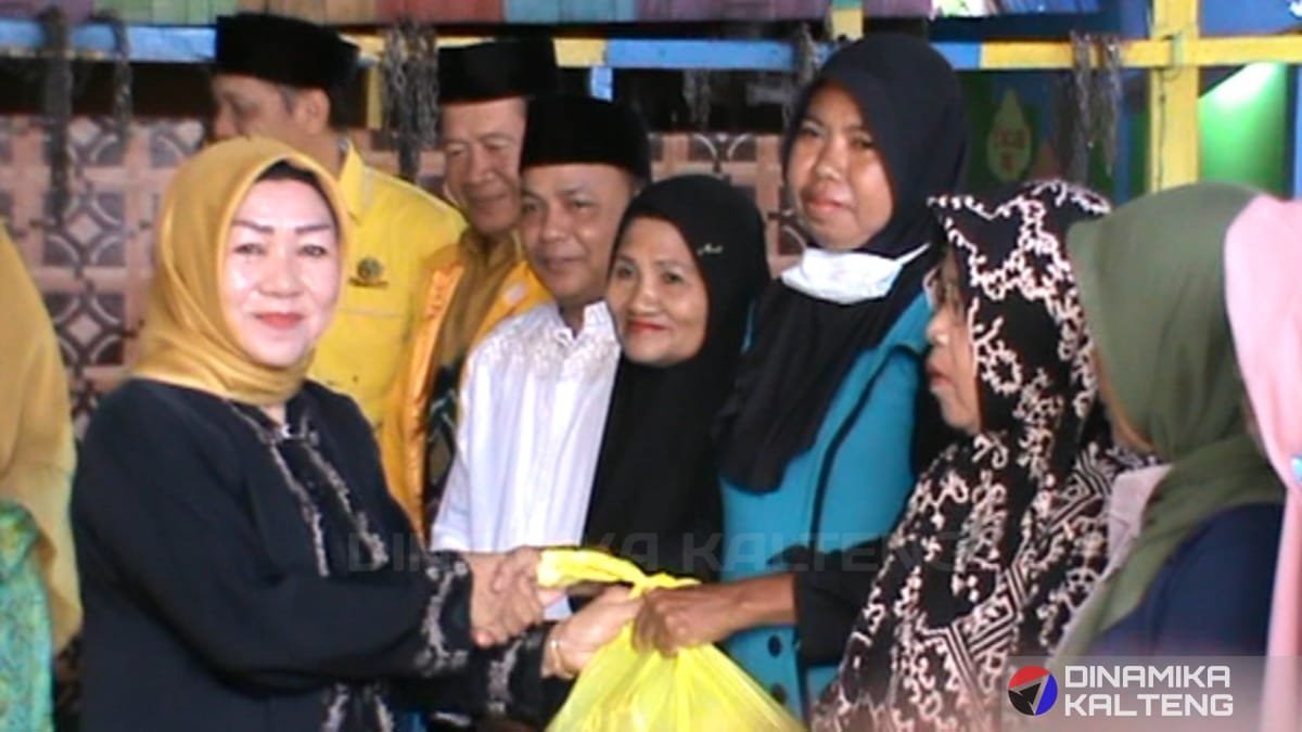 Anggota DPRD Barito Selatan, Hj Ani Mahrita, menyerahkan paket sembako kepada warga dalam kegiatan sosial yang digelar oleh DPD Pengajian Al Hidayah di Buntok. (foto: DINAMIKA KALTENG/mas)