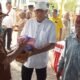 Wakil Bupati Barito Selatan, Khristianto Yudha, menyerahkan paket sembako kepada warga dalam kegiatan pasar murah di Kecamatan Dusun Hilir. (foto: Dinamika Kalteng/mas)