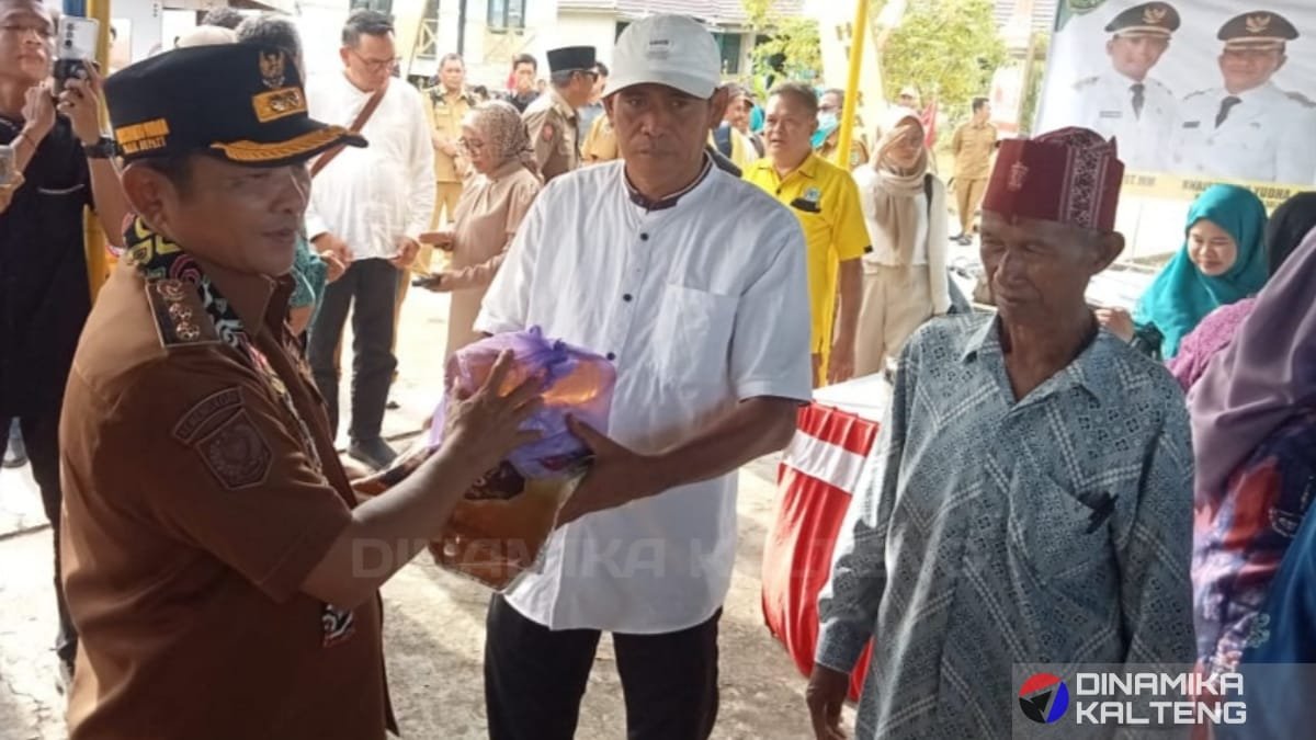 Wakil Bupati Barito Selatan, Khristianto Yudha, menyerahkan paket sembako kepada warga dalam kegiatan pasar murah di Kecamatan Dusun Hilir. (foto: Dinamika Kalteng/mas)