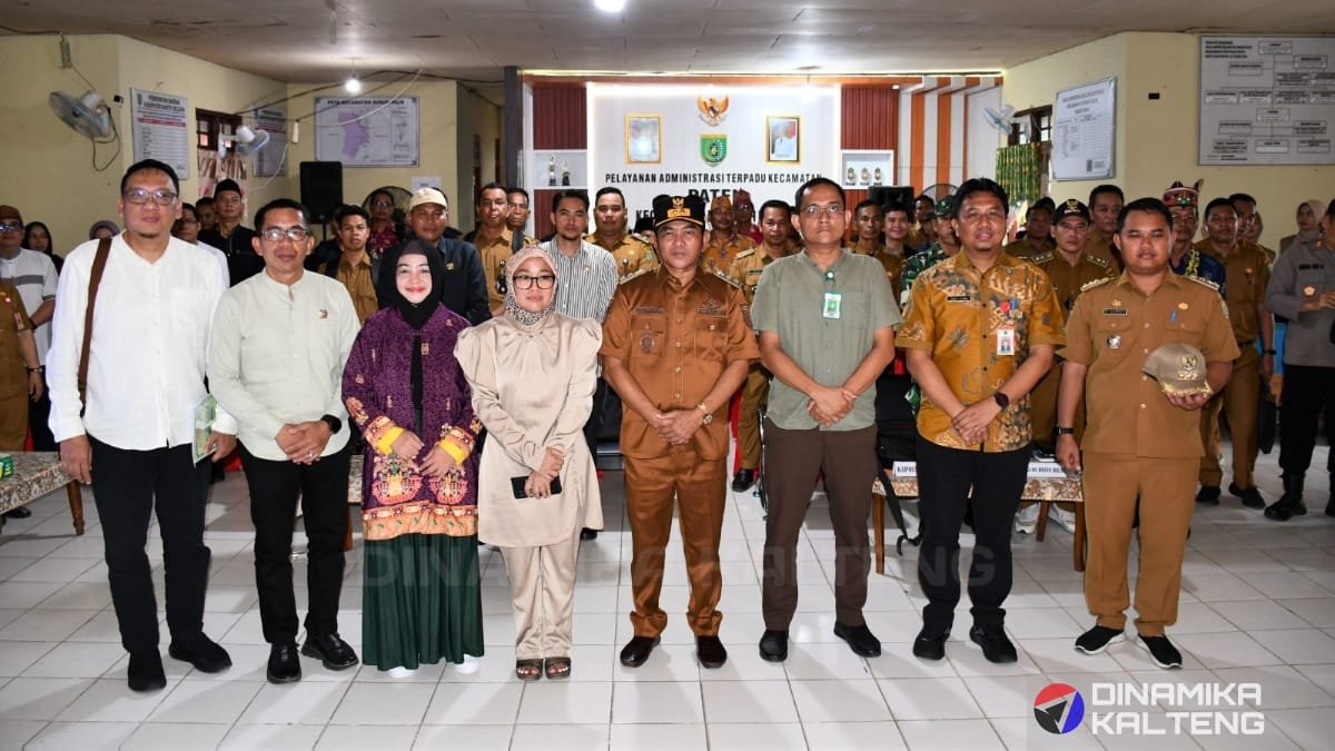 Wakil Bupati Barito Selatan, Khristianto Yudha, foto bersama usai Musrenbang Kecamatan Dusun Hilir. (foto: DINAMIKA KALTENG/mas)