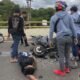 Kecelakaan lalu lintas di Jembatan Malawen, Barito Selatan, melibatkan sepeda motor Yamaha NMax dan mobil Daihatsu Ayla merah. Polisi sedang melakukan olah TKP. (foto: DINAMIKA KALTENG/mas)