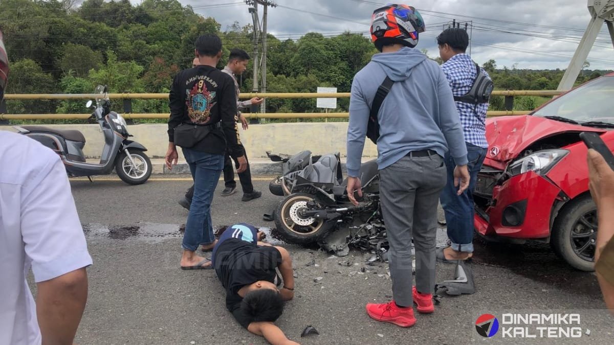 Kecelakaan lalu lintas di Jembatan Malawen, Barito Selatan, melibatkan sepeda motor Yamaha NMax dan mobil Daihatsu Ayla merah. Polisi sedang melakukan olah TKP. (foto: DINAMIKA KALTENG/mas)