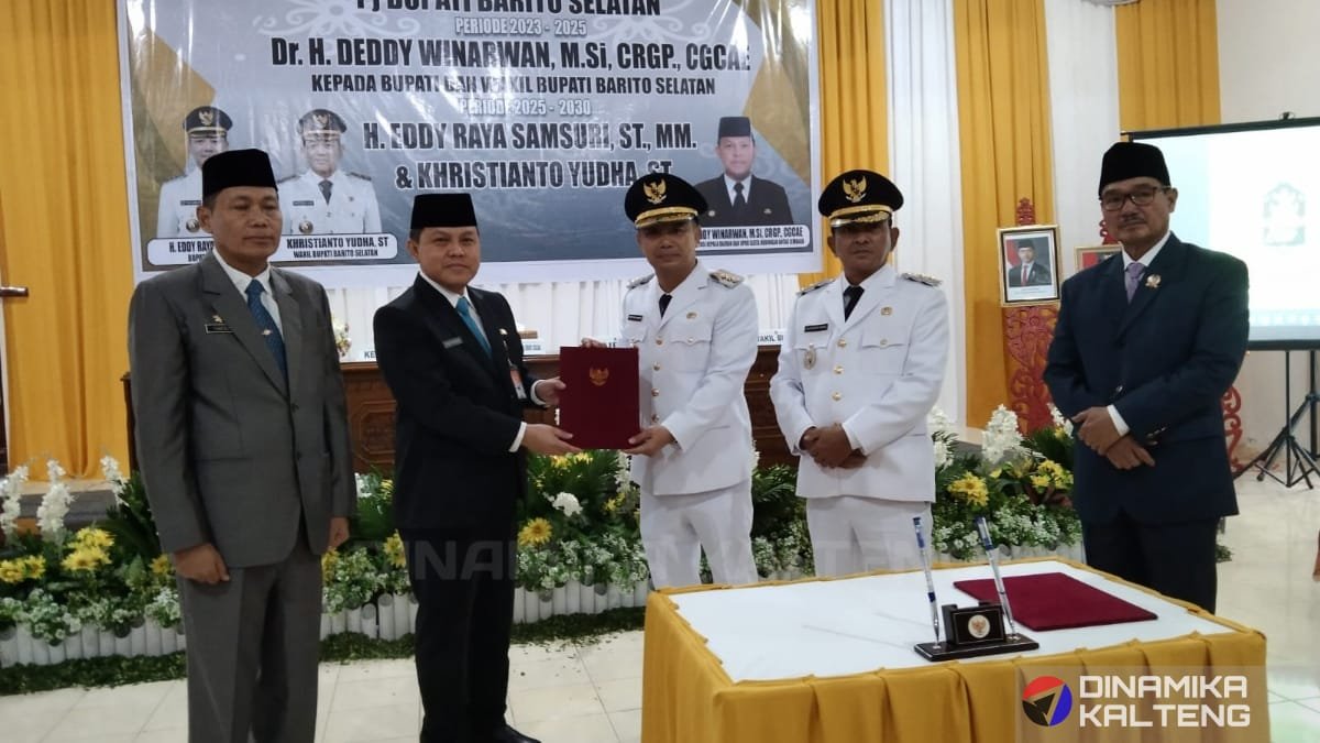 Penjabat Bupati Barito Selatan Deddy Winarwan menyerahkan memori jabatan kepada Bupati terpilih Eddy Raya Samsuri dan Wakil Bupati Khristianto Yudha dalam acara serah terima jabatan di Aula kantor Bapperida. (foto: DINAMIKA KALTENG/mas)