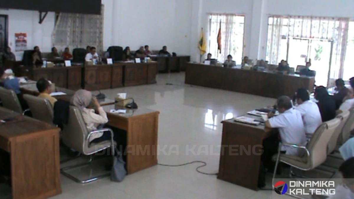 Suasana rapat dengar pendapat (RDP) DPRD Barito Selatan bersama instansi pemerintah daerah, dengan anggota dewan aktif melontarkan pertanyaan. (foto: DINAMIKA KALTENG/mas)