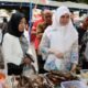 Ketua TP PKK Barsel Hj. Permanasari mengunjungi Pasar Ramadhan di Plaza Beringin Buntok, melihat jajanan khas Ramadhan.