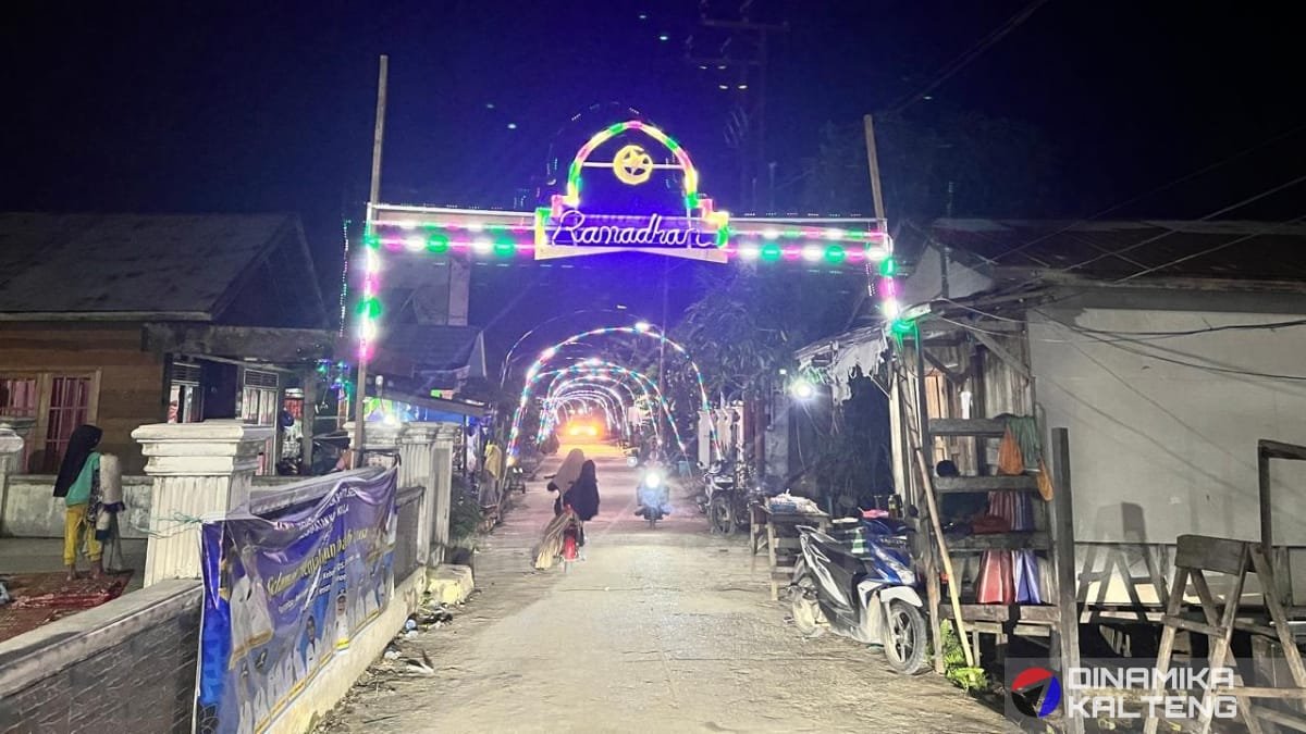 Kecamatan Karau Kuala yang dihiasi dengan lampu warna-warni, mencerminkan semangat warga dalam menyambut bulan suci Ramadan. (foto: DINAMIKA KALTENG/mas)