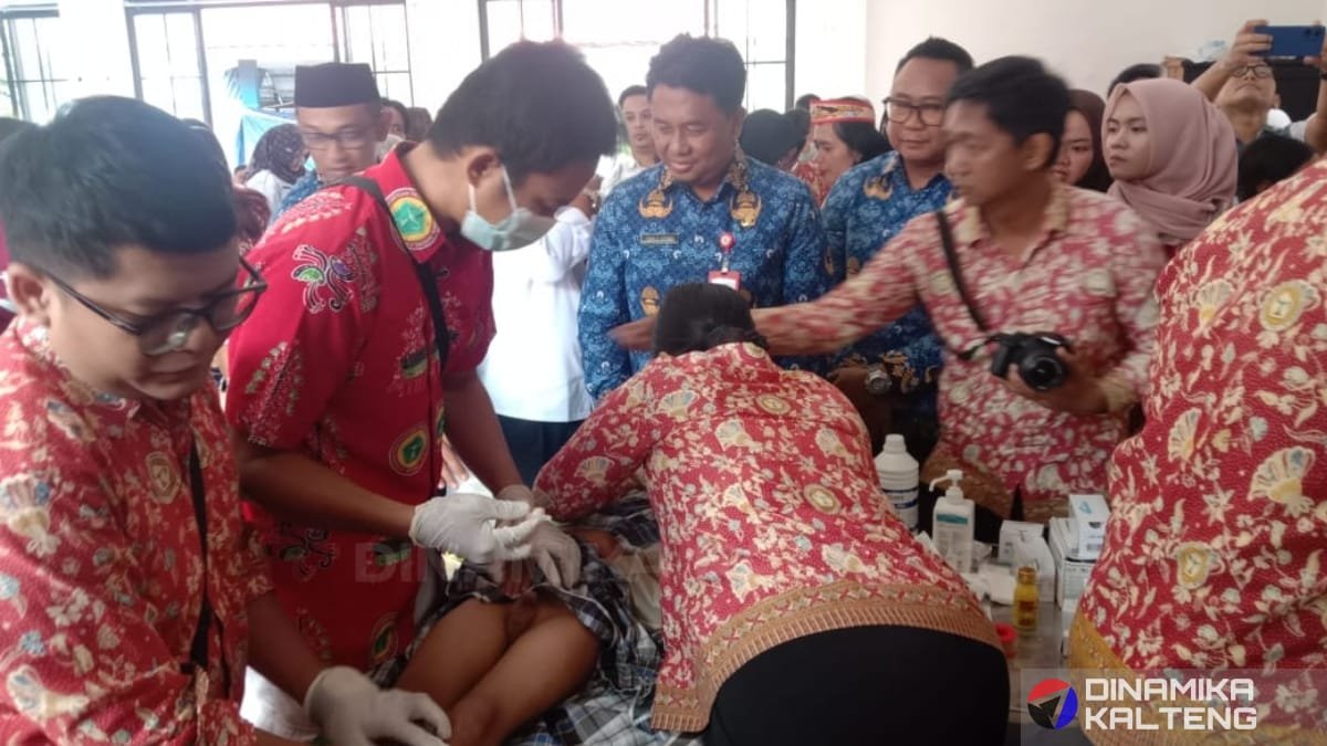 Sunatan massal HUT PPNI ke-51 di Barito Selatan, tim medis bekerja dengan dukungan pemerintah daerah. (foto: DINAMIKA KALTENG/mas)