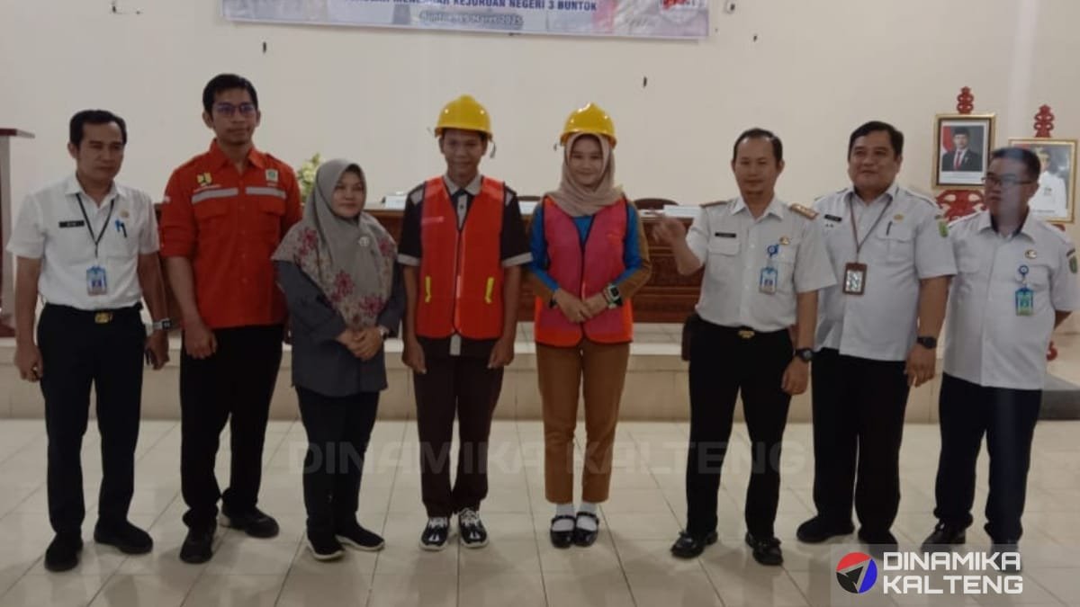 Foto bersama pelatihan dan sertifikasi konstruksi SMK Negeri 3 Buntok