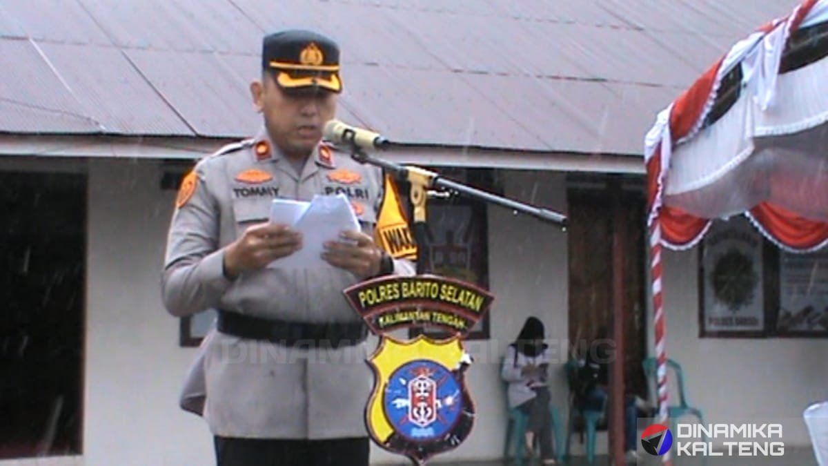 Wakapolres Barito Selatan, Kompol Muhamad Tommy Palayukan, memimpin Apel Gelar Pasukan Operasi Ketupat Telabang 2025.