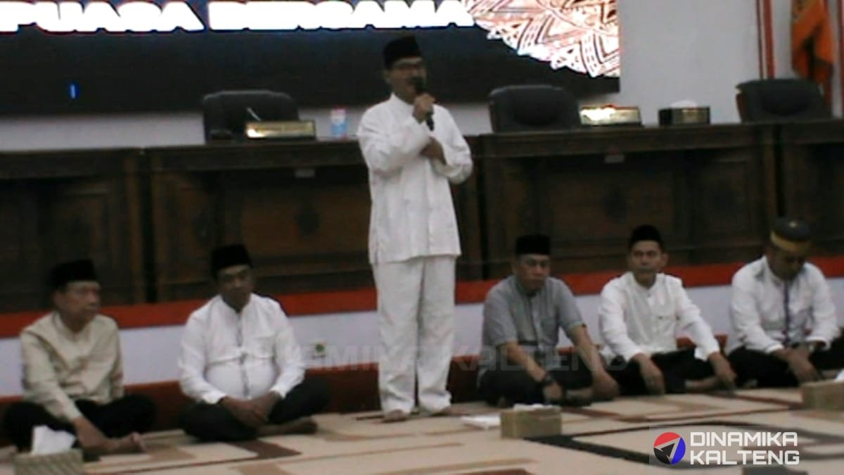 Ketua DPRD Barito Selatan Farid Yusran memberikan sambutan dalam acara buka puasa bersama di DPRD Barito Selatan.