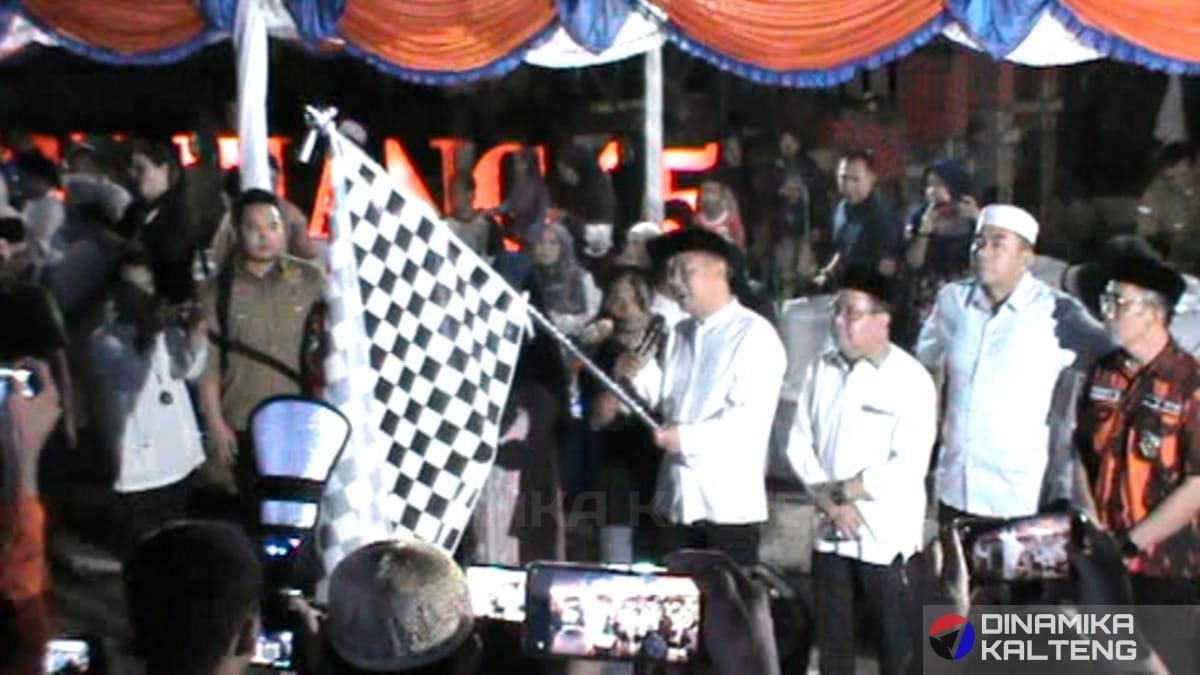 Bupati Barito Selatan Eddy Raya Samsuri melepas pawai Festival Tanglong 2025 dengan mengibarkan bendera start.