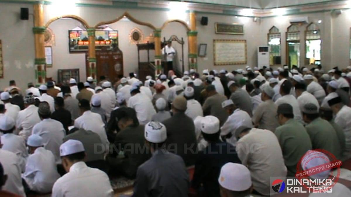 Suasana khidmat pelaksanaan Sholat Idul Fitri di Masjid Agung Baiturrahman, Buntok, yang diikuti oleh masyarakat serta pejabat daerah.