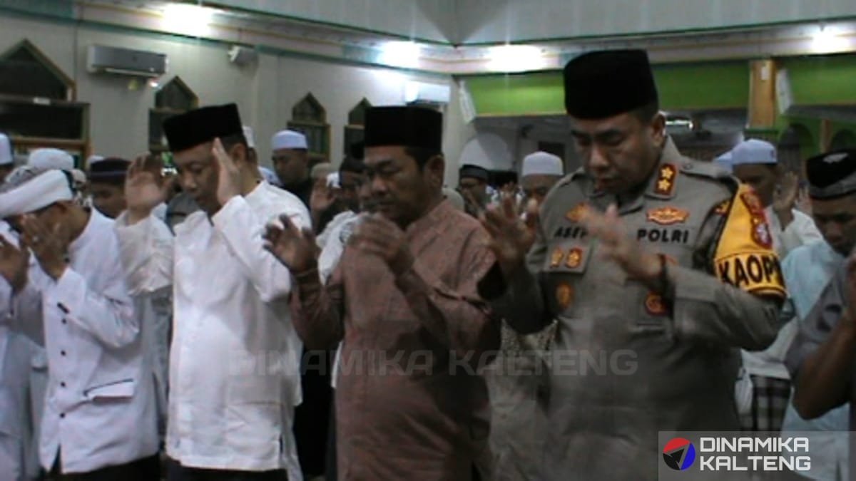 Bupati Barito Selatan Eddy Raya Samsuri dan Wakil Bupati Khristianto Yudha beserta jajaran pejabat daerah melaksanakan Sholat Idul Fitri di Masjid Agung Baiturrahman, Buntok, Senin (31/3/2025).