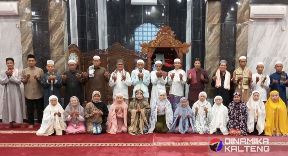 Sejumlah warga Kecamatan Karau Kuala berfoto bersama setelah melaksanakan doa bersama di masjid dalam rangka menyambut bulan suci Ramadan 1446 H. (foto: DINAMIKA KALTENG/mas)