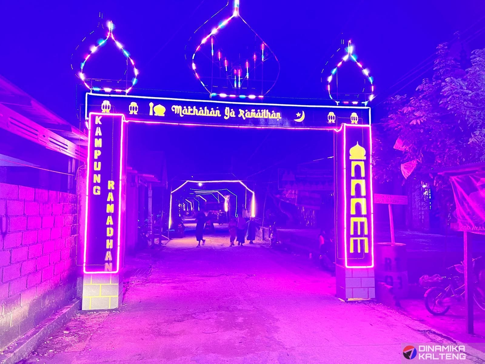Pintu gerbang Kampung Ramadan di Kecamatan Karau Kuala yang dihiasi lampu warna-warni, menciptakan suasana meriah di malam hari. (foto: DINAMIKA KALTENG/mas)