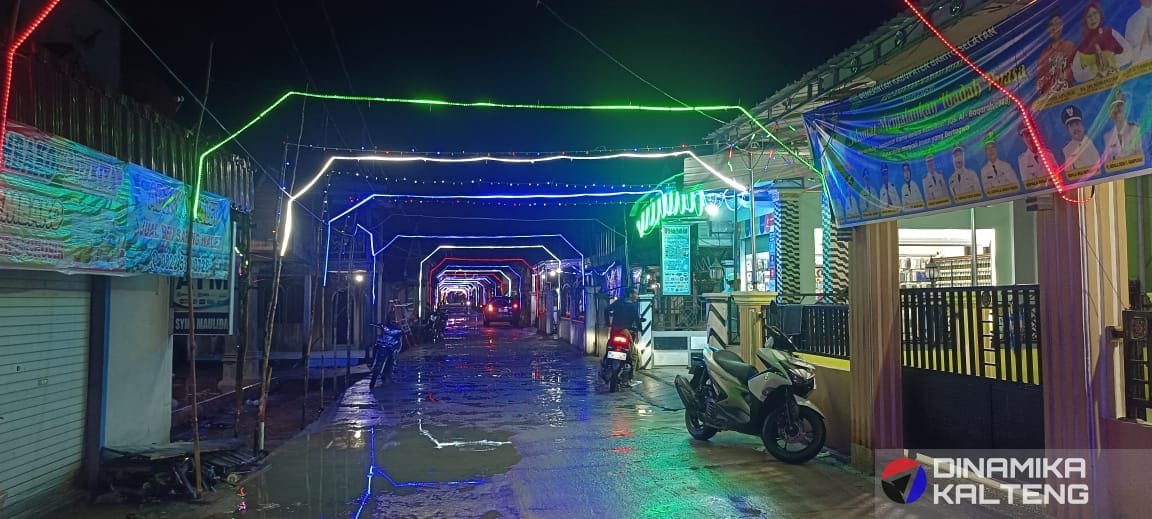 Jalan Karau Kuala dihiasi lampu warna-warni saat Ramadan 2025, menciptakan suasana meriah di Barito Selatan. (foto: DINAMIKA KALTENG/mas)